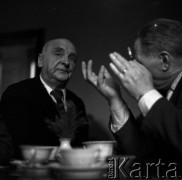 lata 60-te, Warszawa, Polska.
Artysta Henryk Stażewski (1. od lewej) i Aleksander Rafałowski 
Fot. Irena Jarosińska, zbiory Ośrodka KARTA