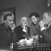 lata 60-te, Warszawa, Polska.
Artyści Henryk Stażewski (2. od lewej) i Ahmed Cherkaoui (1. od lewej) oraz Aleksander Rafałowski (1. od prawej)
Fot. Irena Jarosińska, zbiory Ośrodka KARTA