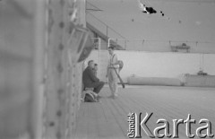 lata 60., Polska
Szermierz, olimpijczyk i architekt Wojciech Zabłocki (po prawej)
Fot. Irena Jarosińska, zbiory Ośrodka KARTA