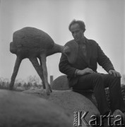 ok. 1969, Polska.
Rzeźbiarz Bronisław Chromy ze swoją rzeźbą.
Fot. Irena Jarosińska, zbiory Ośrodka KARTA.