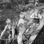 1962, Wrocław, Polska.
Czworaczki Jacek, Kazimierz, Wojciech i Maciej Majewscy bawią się w ogrodzie.
Fot. Irena Jarosińska, zbiory Ośrodka KARTA.
