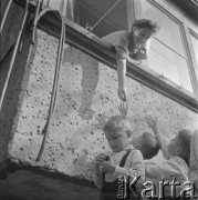 1962, Wrocław, Polska.
Trzech z czworga braci Majewskich z mamą.
Fot. Irena Jarosińska, zbiory Ośrodka KARTA.

