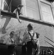 1962, Wrocław, Polska.
Jacek, Kazimierz, Wojciech i Maciej Majewscy z mamą.
Fot. Irena Jarosińska, zbiory Ośrodka KARTA.

