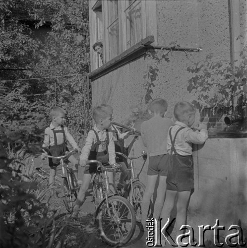 1962, Wrocław, Polska.
Jacek, Kazimierz, Wojciech i Maciej Majewscy w ogrodzie. W oknie domu widać ich mamę.
Fot. Irena Jarosińska, zbiory Ośrodka KARTA.
