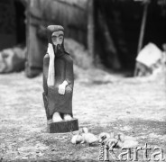 lata 60-te lub lata 70-te, okolice Sierpca, Polska.
Rzeźba wykonane przez lokalnego rzeźbiarza ludowego, obok niej kurczaki.
Fot. Irena Jarosińska, zbiory Ośrodka KARTA.