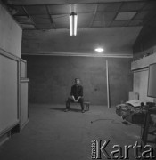 1968, Warszawa, Polska.
Malarz Kajetan Sosnowski w swojej pracowni.
Fot. Irena Jarosińska, zbiory Ośrodka KARTA