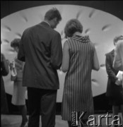 Maj 1966, Warszawa, Polska.
Wernisaż wystawy Bohdana Załęskiego. Uczestnicy wernisażu.
Fot. Irena Jarosińska, zbiory Ośrodka KARTA.