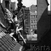 lata 60-te, Polska.
Aktorzy Wrocławskiego Teatru Pantomimy na dachu kościoła.
Fot. Irena Jarosińska, zbiory Ośrodka KARTA