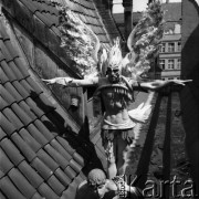 lata 60-te, Polska.
Aktorzy Wrocławskiego Teatru Pantomimy na dachu kościoła.
Fot. Irena Jarosińska, zbiory Ośrodka KARTA