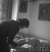 1966, Kraków, Polska.
Elżbieta Penderecka - żona kompozytora Krzysztofa Pendereckiego - z synem Łukaszem.
Fot. Irena Jarosińska, zbiory Ośrodka KARTA