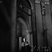 1966, Kraków, Polska.
Kompozytor Krzysztof Penderecki w kościele franciszkanów.
Fot. Irena Jarosińska, zbiory Ośrodka KARTA