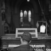 1966, Kraków, Polska.
Kompozytor Krzysztof Penderecki przy organach w kościele franciszkanów.
Fot. Irena Jarosińska, zbiory Ośrodka KARTA