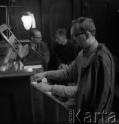 1966, Kraków, Polska.
Kompozytor Krzysztof Penderecki gra na organach w kościele franciszkanów.
Fot. Irena Jarosińska, zbiory Ośrodka KARTA