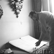 1966, Kraków, Polska.
Kompozytor Krzysztof Penderecki prezentuje swoją twórczość.
Fot. Irena Jarosińska, zbiory Ośrodka KARTA