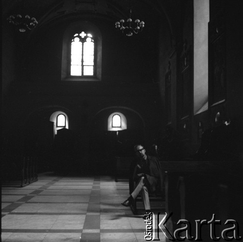 1966, Kraków, Polska.
Kompozytor Krzysztof Penderecki w kościele franciszkanów.
Fot. Irena Jarosińska, zbiory Ośrodka KARTA