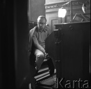 1966, Kraków, Polska.
Kompozytor Krzysztof Penderecki przy organach kościele franciszkanów.
Fot. Irena Jarosińska, zbiory Ośrodka KARTA