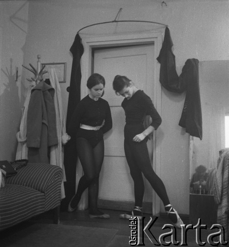 lata 60-te, Sopot, Polska
Baletnica Alicja Boniuszko (1. z prawej) z koleżanką.
Fot. Irena Jarosińska, zbiory Ośrodka KARTA