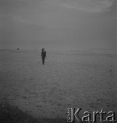 lata 60-te, Sopot, Polska
Baletnica Alicja Boniuszko na sopockiej plaży.
Fot. Irena Jarosińska, zbiory Ośrodka KARTA