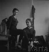 lata 60-te, Sopot, Polska
Baletnica Alicja Boniuszko (1. z parwej) z koleżanką.
Fot. Irena Jarosińska, zbiory Ośrodka KARTA