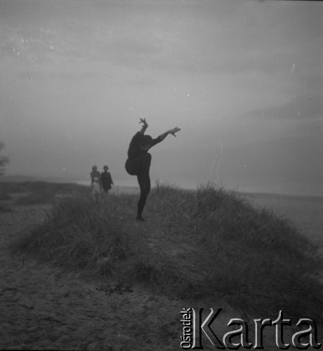 lata 60-te, Sopot, Polska
Baletnica Alicja Boniuszko na sopockiej plaży.
Fot. Irena Jarosińska, zbiory Ośrodka KARTA