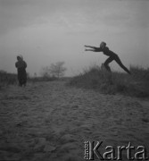 lata 60-te, Sopot, Polska
Baletnica Alicja Boniuszko na sopockiej plaży.
Fot. Irena Jarosińska, zbiory Ośrodka KARTA