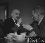 1955, Warszawa, Polska
Henryk Stażewski i Aleksander Rafałowski (1. z prawej) w kawiarni.
Fot. Irena Jarosińska, zbiory Ośrodka KARTA