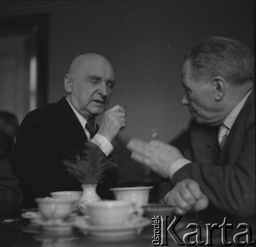 1955, Warszawa, Polska
Henryk Stażewski i Aleksander Rafałowski (1. z prawej) w kawiarni.
Fot. Irena Jarosińska, zbiory Ośrodka KARTA