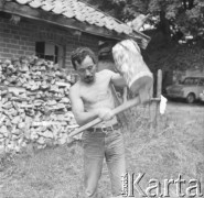 1982, Grobka, Polska
Malarz Koji Kamoji rąbie drewno.
Fot. Irena Jarosińska, zbiory Ośrodka KARTA