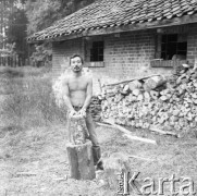 1982, Grobka, Polska
Malarz Koji Kamoji rąbie drewno.
Fot. Irena Jarosińska, zbiory Ośrodka KARTA