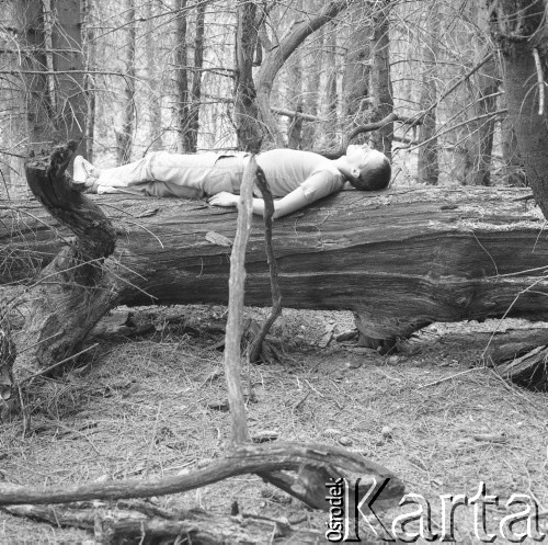 1982, Grobka, Polska.
Jeden z uczestników pleneru malarskiego, zorganizowanego na działce fotoreporterki Ireny Jarosińskiej.
Fot. Irena Jarosińska, zbiory Ośrodka KARTA