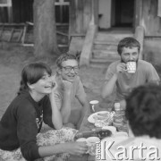 1982, Grobka, Polska.
Uczestnicy pleneru malarskiego, zorganizowanego na działce fotoreporterki Ireny Jarosińskiej, wśród nich malarz Włodzimierz Borowski (2. od lewej)
Fot. Irena Jarosińska, zbiory Ośrodka KARTA