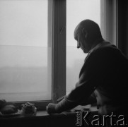 1954, Warszawa, Polska
Henryk Stażewski w mieszkaniu przy ul. Pięknej.
Fot. Irena Jarosińska, zbiory Ośrodka KARTA