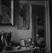 1954, Warszawa, Polska
Henryk Stażewski w mieszkaniu przy ul. Pięknej.
Fot. Irena Jarosińska, zbiory Ośrodka KARTA