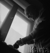1954, Warszawa, Polska
Henryk Stażewski w mieszkaniu przy ul. Pięknej.
Fot. Irena Jarosińska, zbiory Ośrodka KARTA