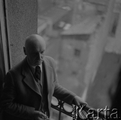 1954, Warszawa, Polska
Henryk Stażewski w na balkonie mieszkania przy ul. Pięknej.
Fot. Irena Jarosińska, zbiory Ośrodka KARTA