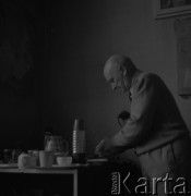 1954, Warszawa, Polska
Henryk Stażewski w mieszkaniu przy ul. Pięknej.
Fot. Irena Jarosińska, zbiory Ośrodka KARTA
