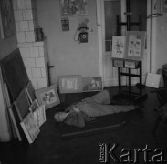 1954, Warszawa, Polska
Henryk Stażewski leży w otoczeniu swoich obrazów w mieszkaniu przy ul. Pięknej.
Fot. Irena Jarosińska, zbiory Ośrodka KARTA