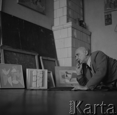 1954, Warszawa, Polska
Henryk Stażewski leży w otoczeniu swoich obrazów w mieszkaniu przy ul. Pięknej.
Fot. Irena Jarosińska, zbiory Ośrodka KARTA
