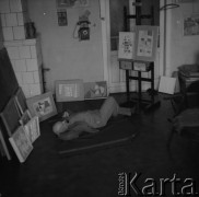 1954, Warszawa, Polska
Henryk Stażewski leży w otoczeniu swoich obrazów w mieszkaniu przy ul. Pięknej.
Fot. Irena Jarosińska, zbiory Ośrodka KARTA