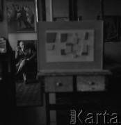 1954, Warszawa, Polska
Henryk Stażewski w otoczeniu swoich obrazów w mieszkaniu przy ul. Pięknej.
Fot. Irena Jarosińska, zbiory Ośrodka KARTA