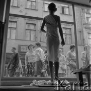 lata 60-te, Gdańsk, Polska
Witryna sklepowa jednego z gdańskich sklepów odzieżowych.
Fot. Irena Jarosińska, zbiory Ośrodka KARTA