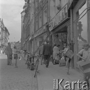 lata 60-te, Gdańsk, Polska
Montaż neonu nad sklepem 