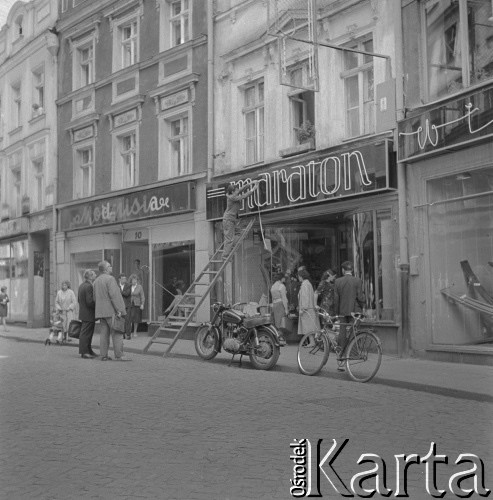 lata 60-te, Gdańsk, Polska
Montaż neonu nad sklepem 