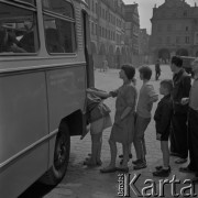 lata 60-te, Gdańsk, Polska
Pasażerowie wsiadają do autobusu.
Fot. Irena Jarosińska, zbiory Ośrodka KARTA
