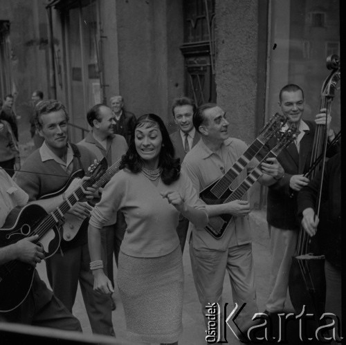 lata 60-te, Gdańsk, Polska
Zespół muzyczny na gdańskiej ulicy.
Fot. Irena Jarosińska, zbiory Ośrodka KARTA