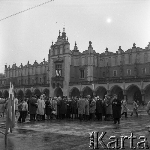 1968, Kraków, Polska.
Międzynarodowy Zjazd Slawistów. Rynek Główny, w tle Sukiennice.
Fot. Irena Jarosińska, zbiory Ośrodka KARTA
