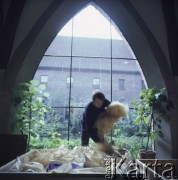 Maj 1971, Wrocław, Polska.
Artysta Władysław Hasior w czasie przygotowywania scenografii do spektaklu 