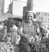 lata 50-te, Warszawa, Polska.
Bazar Różyckiego - kobieta na straganie z warzywami.
Fot. Irena Jarosińska, zbiory Ośrodka KARTA.