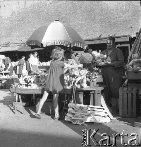 lata 50-te, Warszawa, Polska.
Bazar Różyckiego - stragan z zabawkami.
Fot. Irena Jarosińska, zbiory Ośrodka KARTA.