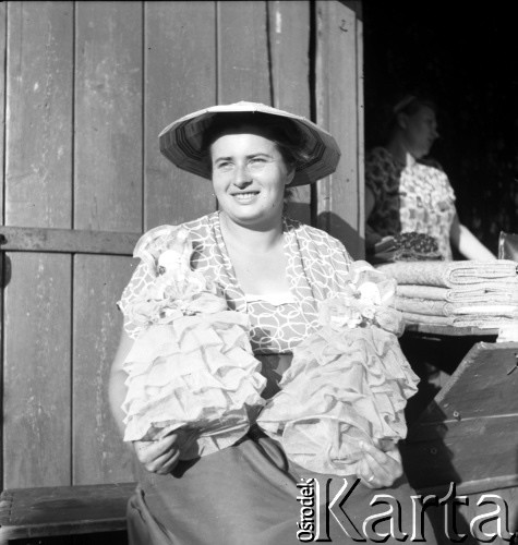 lata 50-te, Warszawa, Polska.
Bazar Różyckiego - kobieta sprzedająca lalki
Fot. Irena Jarosińska, zbiory Ośrodka KARTA.